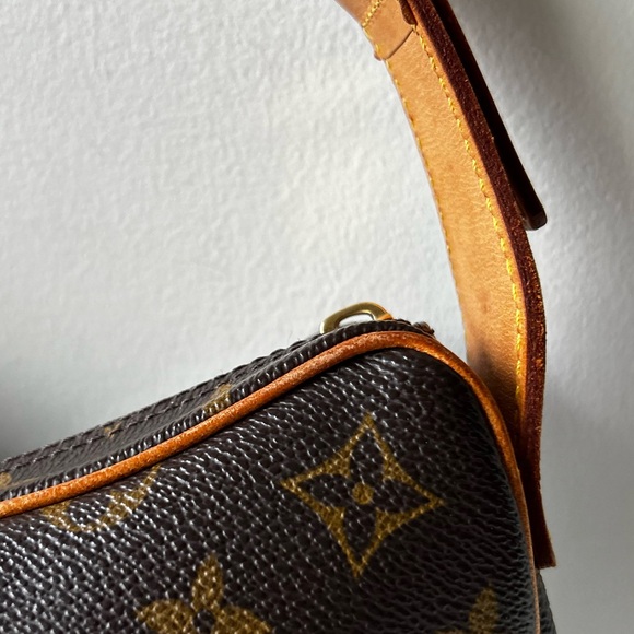 Louis Vuitton Croissant MM - Picture 10 of 17